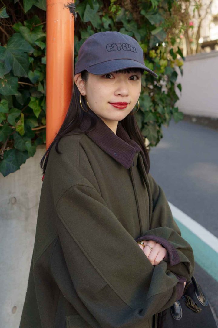 画像2: 首元をスッキリ見せるネックレスと冬の肌見せコーデがポイント