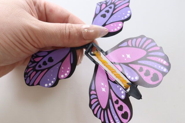 セリアのプレゼントボックス用 とびだすバタフライをねじる
