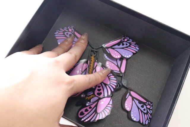 セリアのプレゼントボックス用 とびだすバタフライを箱に入れる