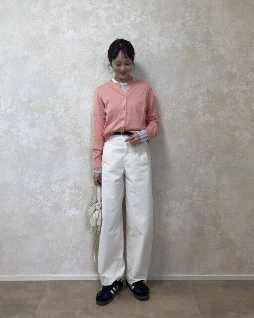 ジャージーバレルレッグパンツピンクカーディガンコーデ