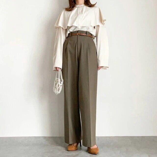 タックワイドパンツケープブラウスコーデ