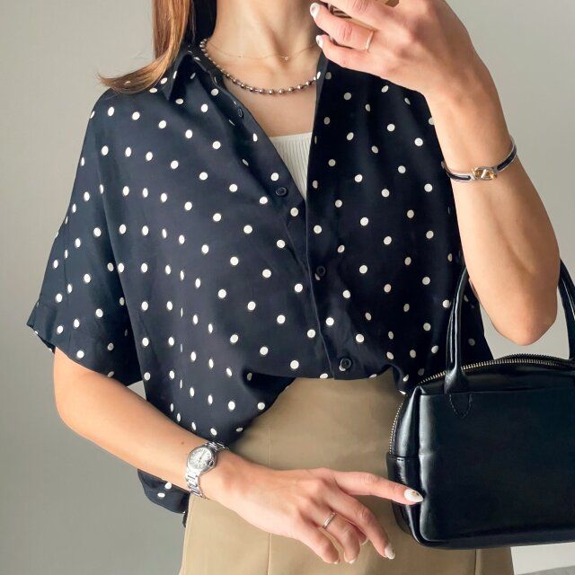 ユニクロ レーヨンブラウス半袖 BLACK 着用