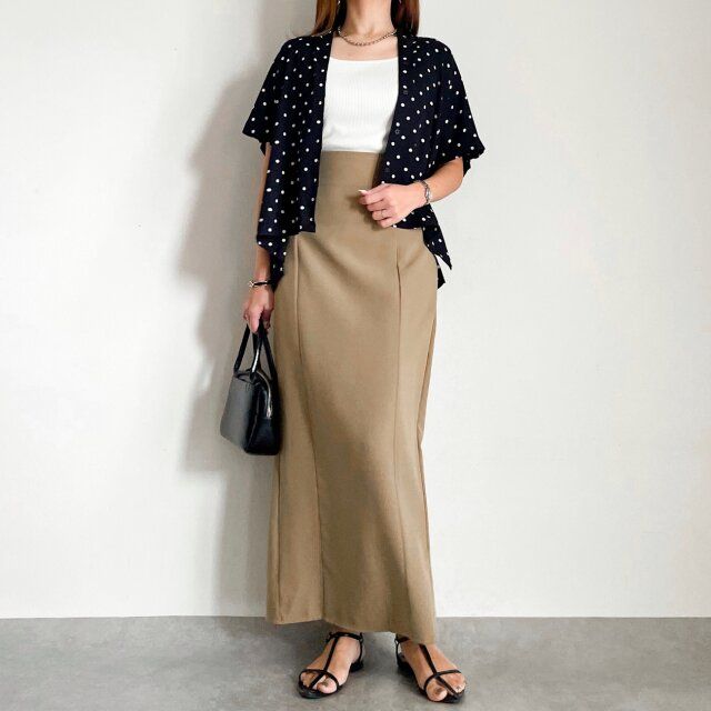 ボタンをオープンにして大人な余裕漂うコーデ