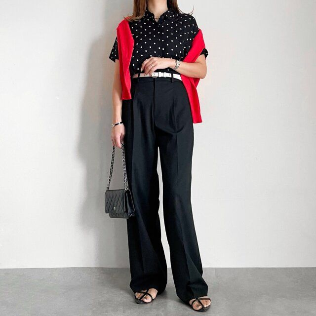 モノトーンコーデに差し色の赤カーディガンを添えて