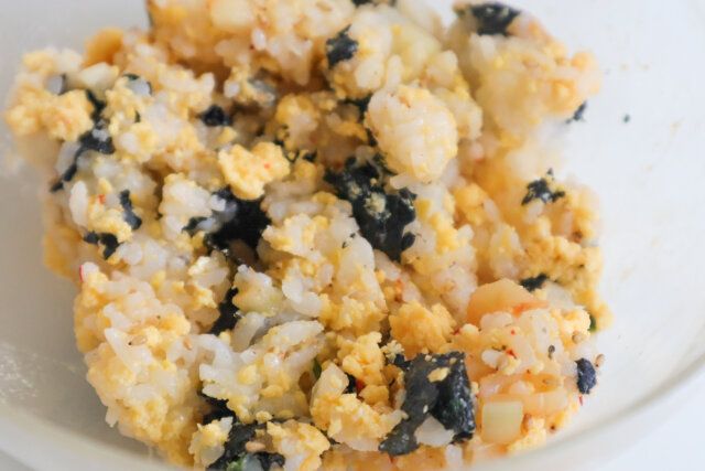 温かいごはんと材料を混ぜ合わせる