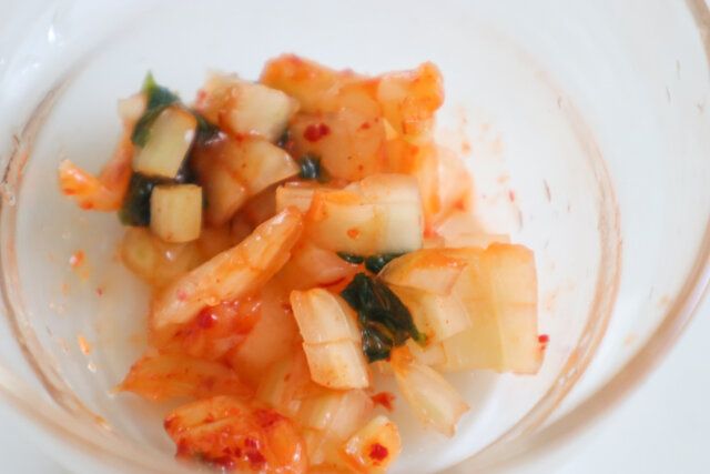 白菜キムチは5mm角程度に切る。