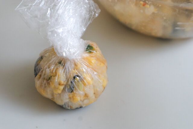 ラップに包み丸くにぎる。