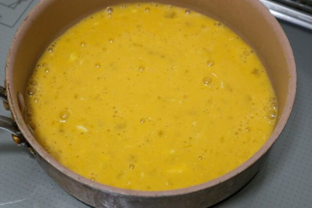 フライパンに卵液を流し入れる