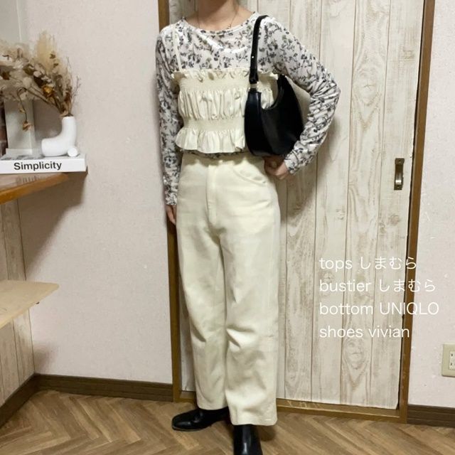 しまむらのホワイトの「花柄ベロアロンT」×デニムワイドパンツ