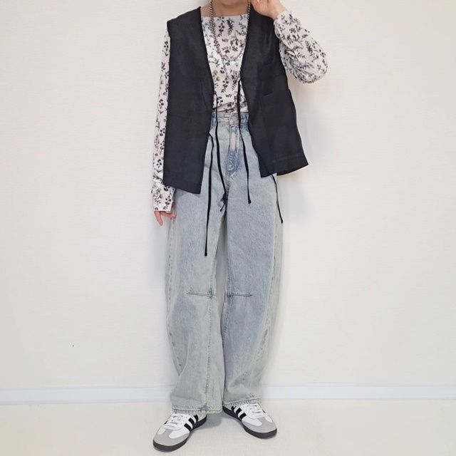 しまむらのホワイトの「花柄ベロアロンT」×バレルレッグジーンズ