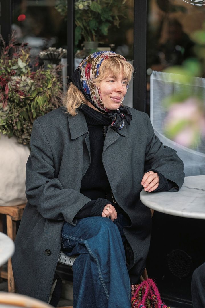 春を呼ぶスカーフの巻き方。オーバーサイズのデニムを着こなしたオシャレなコーデ