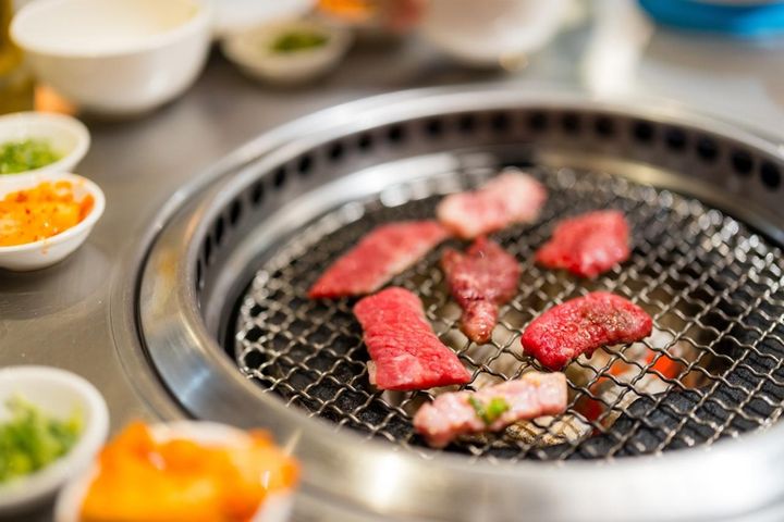 画像: 子どもたちと外食 → 4万円の焼き肉代は、バイトの私持ち！？ 一番食べて『知らん顔の夫』に、モヤッ