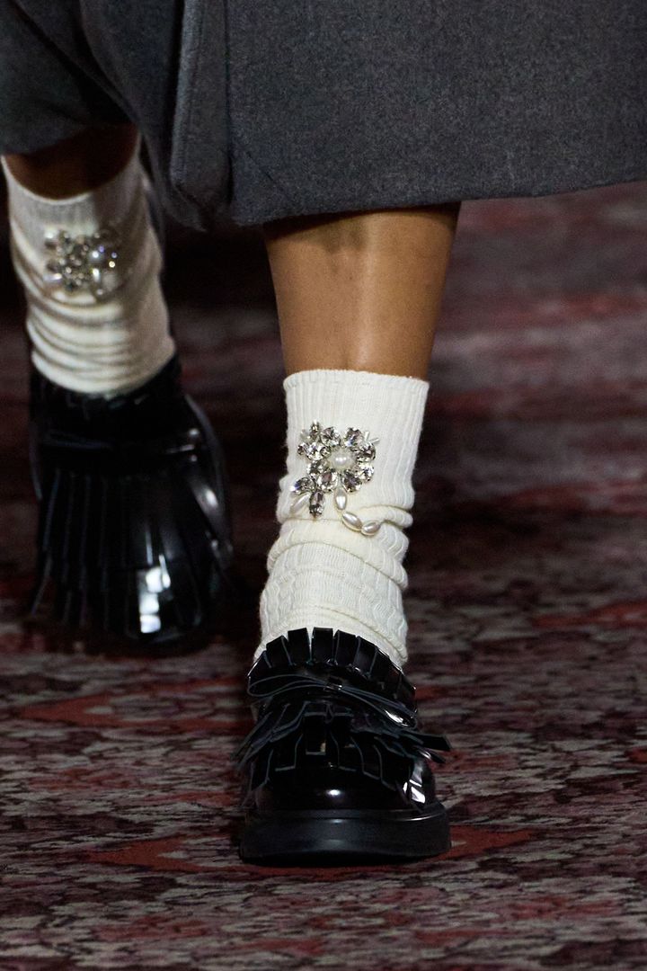 シモーン・ロシャ 2025-26年秋冬コレクションより。