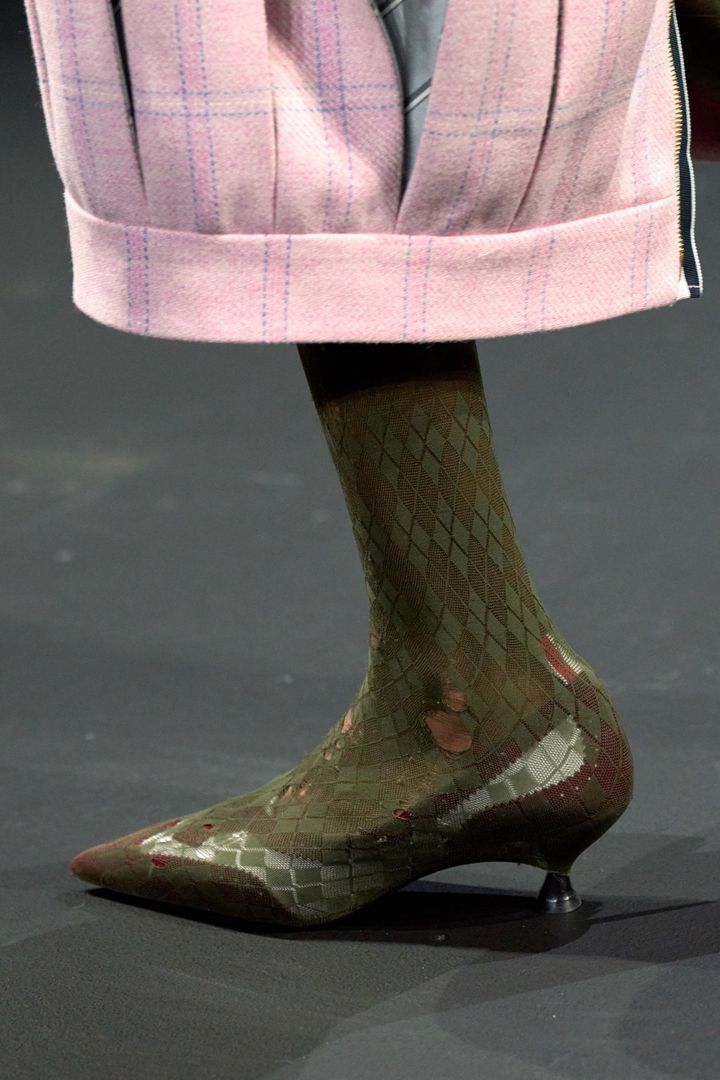 トム ブラウン 2025-26年秋冬コレクションより。