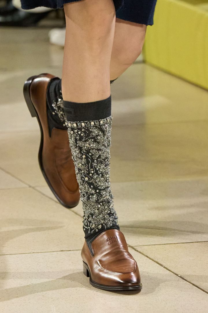 ミュウミュウ 2025-26年秋冬コレクションより。