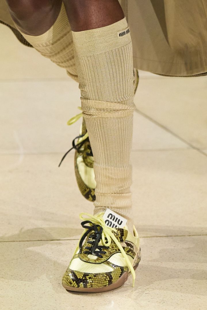 ミュウミュウ 2025-26年秋冬コレクションより。