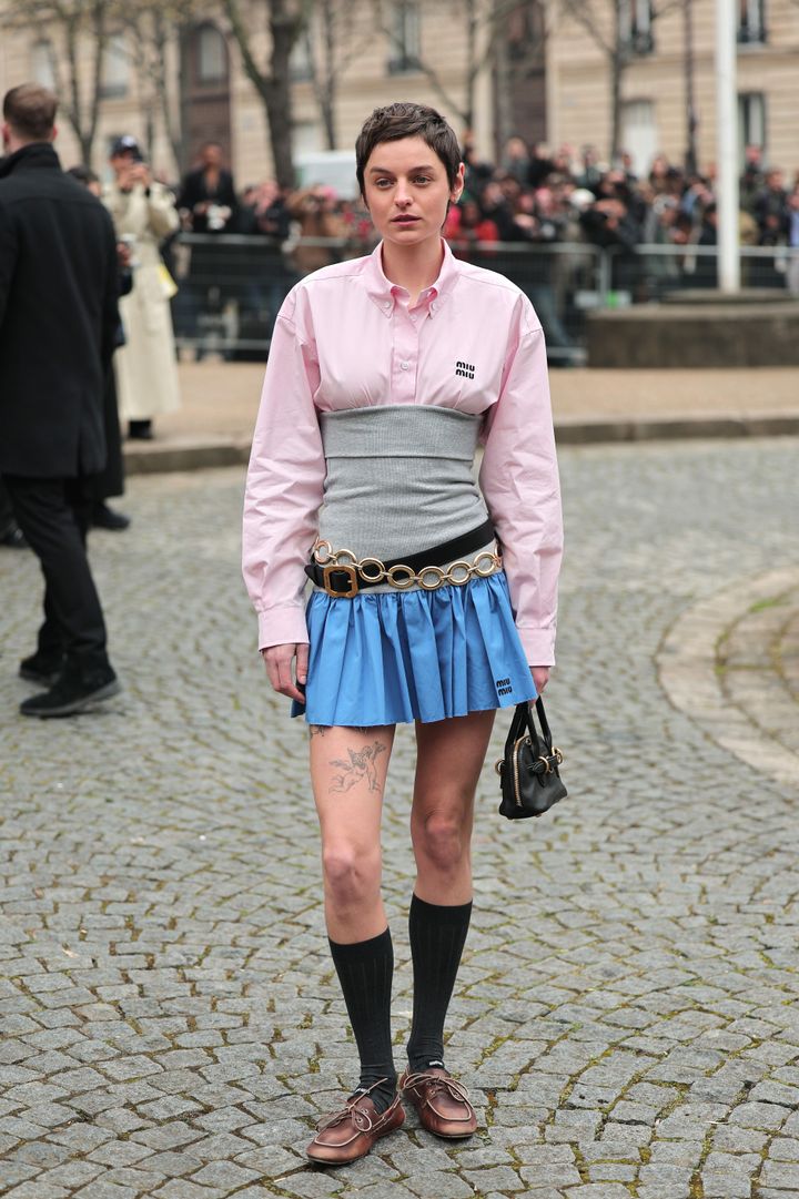 エマ・コリン。ミュウミュウ 2025-26年秋冬コレクションにて。