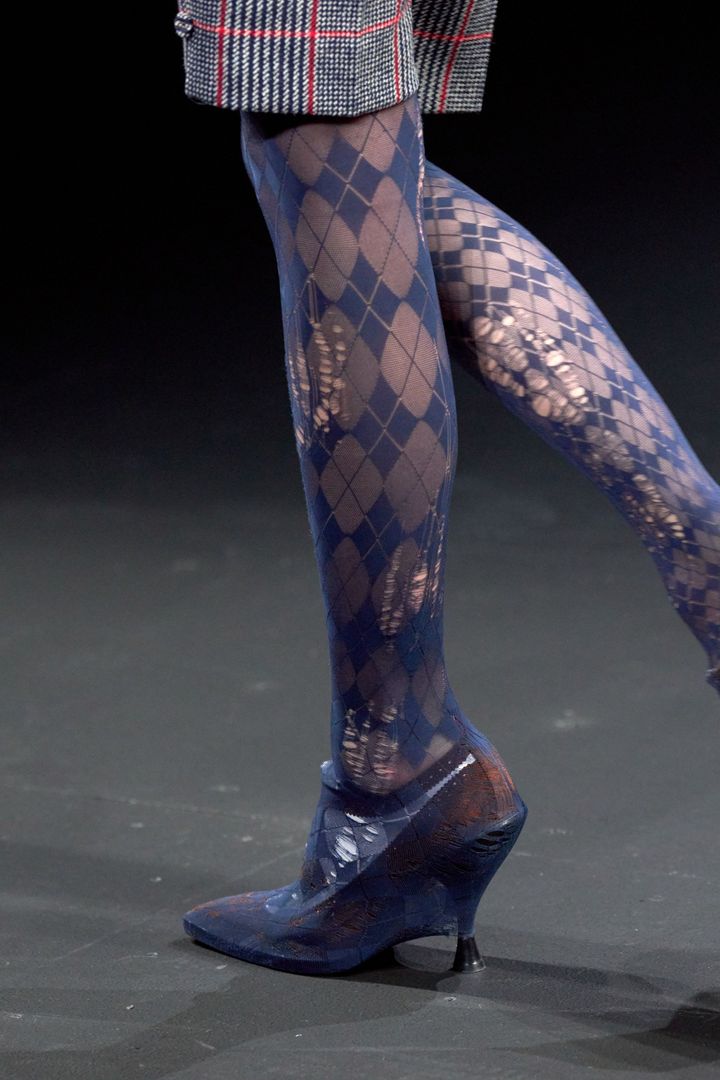 トム ブラウン 2025-26年秋冬コレクションより。