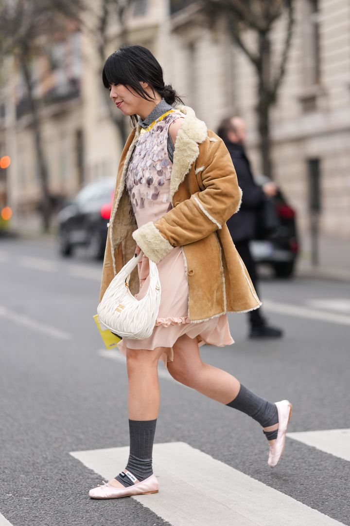 スージー・ロウ。2025-26年秋冬パリコレクションにて。