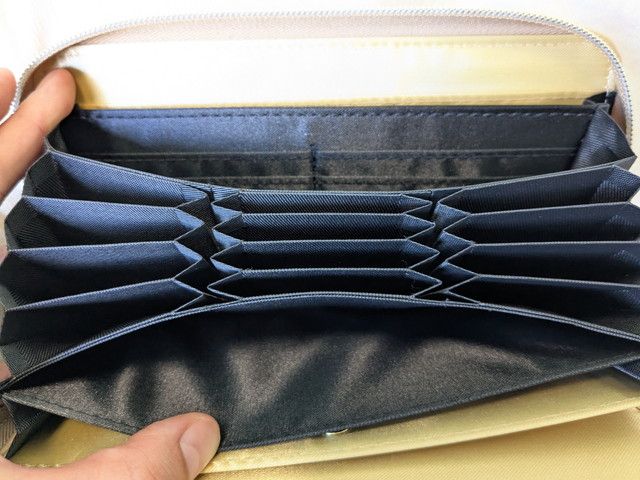 風水金運を引き寄せる長財布じゃばら開いたところ