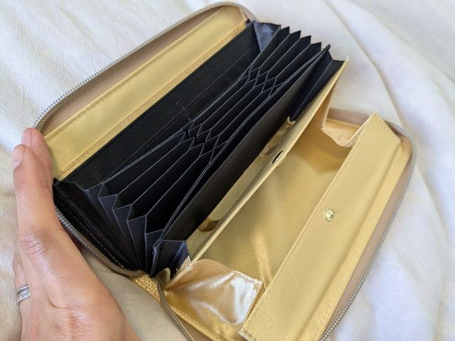 風水金運を引き寄せる長財布開いたところ