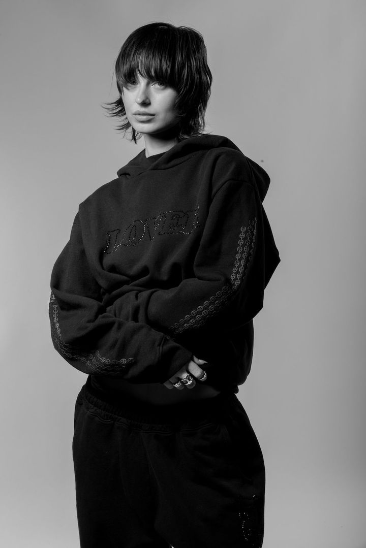 フーディー￥66,000 スウェットパンツ￥61,600