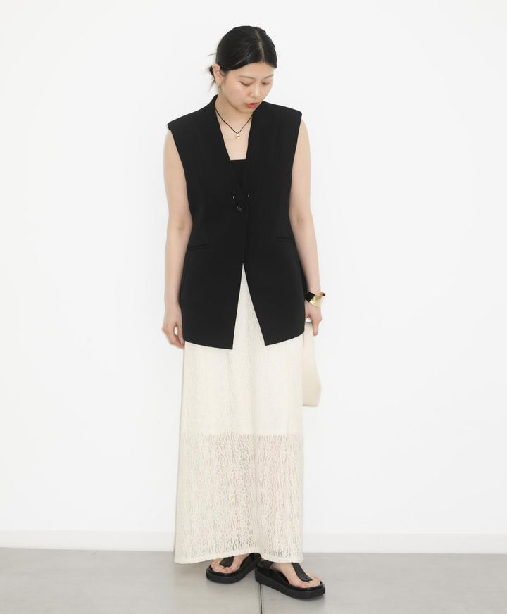 画像: ジレ ￥25,300・スカート ￥24,200・ネックレス ￥7,700・バングル ￥12,100・サンダル ￥19,800（全てGALLARDAGALANTE） www.palcloset.jp