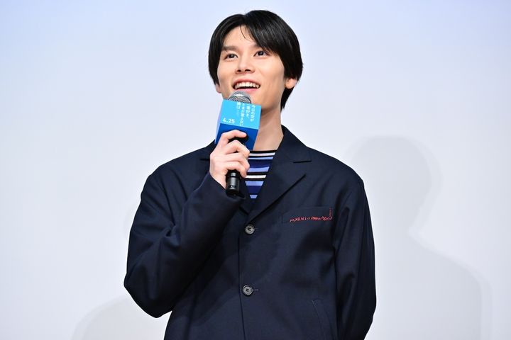 萩原利久、原作者のジャルジャル福徳とハグ！『今日の空が一番好き、とまだ言えない僕は』公開直前舞台挨拶