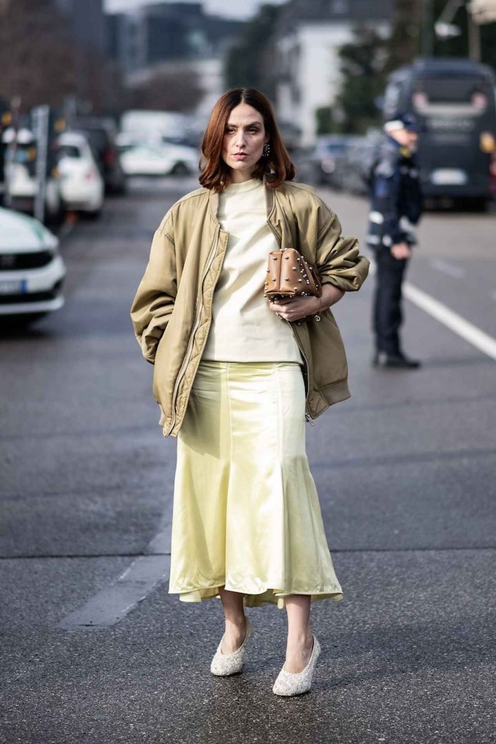 画像: 洗練された大人の魅力を感じさせるトーン・オン・トーン