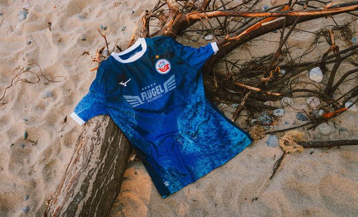 日本ブランドの技術力！ドイツ3部に美しすぎる「バルト海」ユニフォームが登場