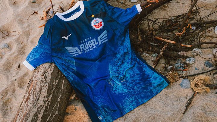 日本ブランドの技術力！ドイツ3部に美しすぎる「バルト海」ユニフォームが登場