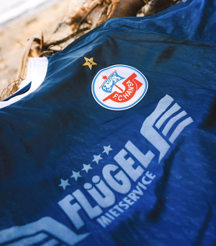 日本ブランドの技術力！ドイツ3部に美しすぎる「バルト海」ユニフォームが登場