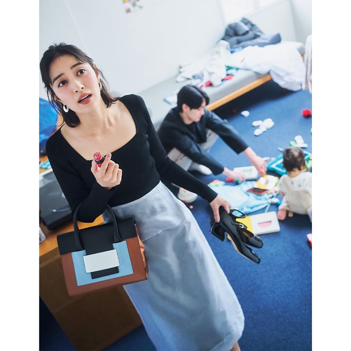 エブールのリバーシブルで着られるタイトスカートと黒のスクエアネックのカットソーを合わせたお仕事コーデ