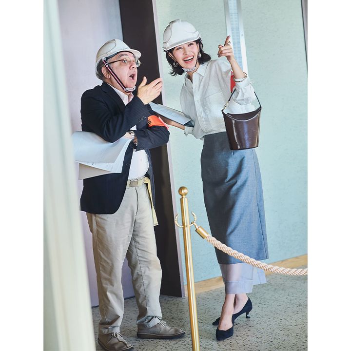 エブールのリバーシブルで着られるタイトスカートとシャツを合わせたお仕事コーデ