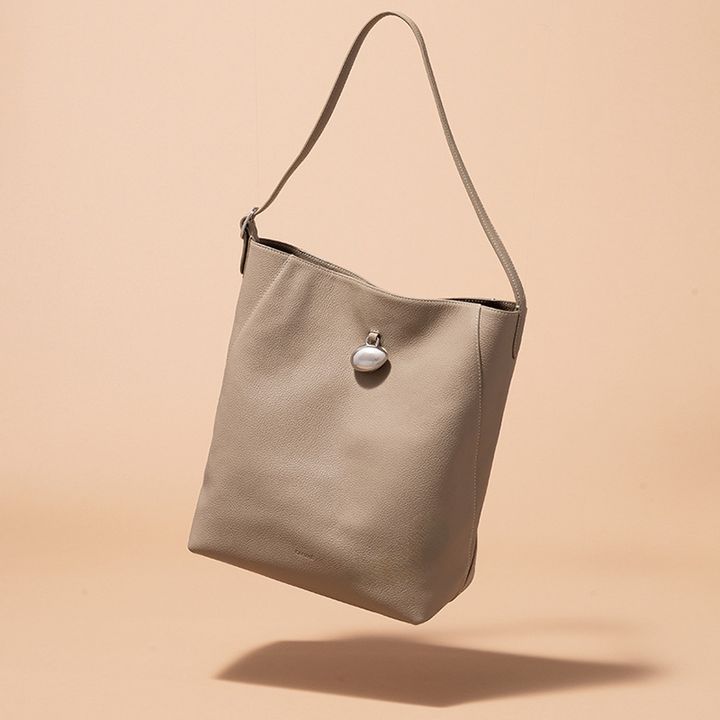 カフネのベージュのレザーバッグ