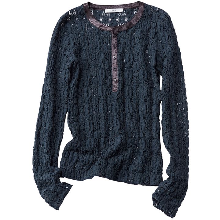 上質な素材感のレース×ヘンリーネック型の今っぽトップス