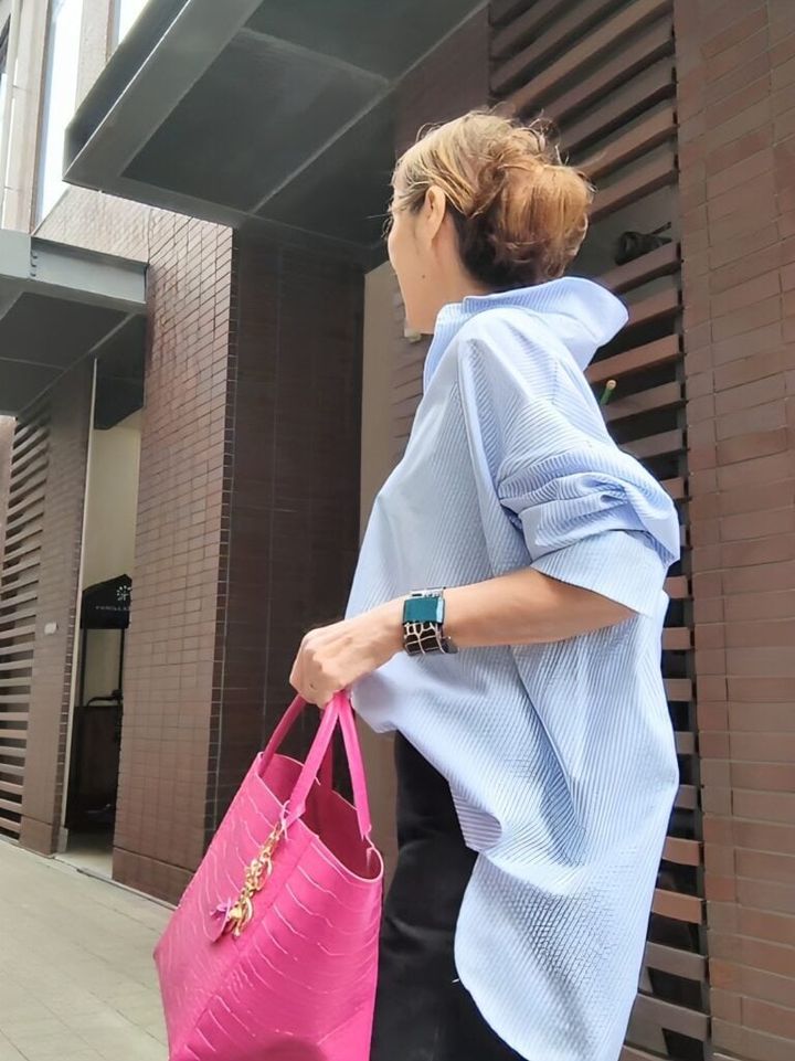 ビックシルエットのシャツで襟抜き