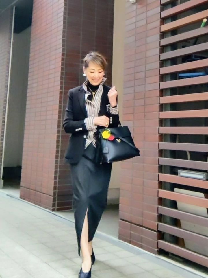 シャツ＋ブラックのハイネックのコーデ