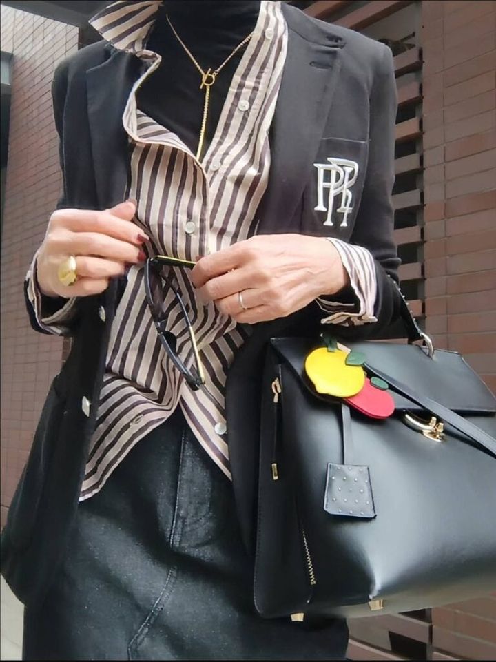 シャツ＋ブラックのハイネックのコーデ