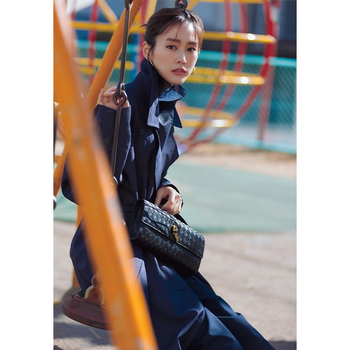 ネイビーのセレモニーコーデにボッテガヴェネタのアンディアーモの横長クラッチを持った桐谷美玲さん