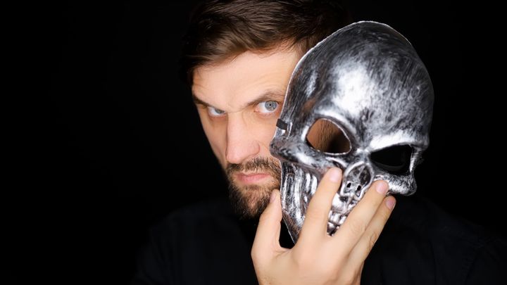 サイコパスは競争に勝つとエロ嫌いな女性にエロ画像を送る攻撃性を発揮する