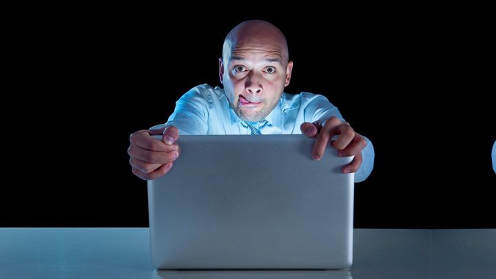 サイコパスは競争に勝つとエロ嫌いな女性にエロ画像を送る攻撃性を発揮する