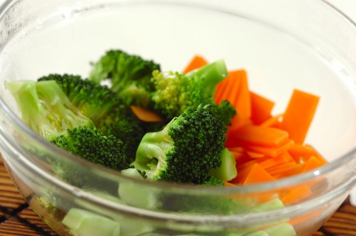 鶏肉と野菜の塩麹炒めの作り方1