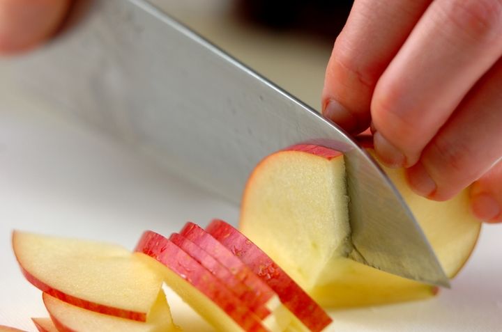 キャベツとリンゴの漬物の下準備1