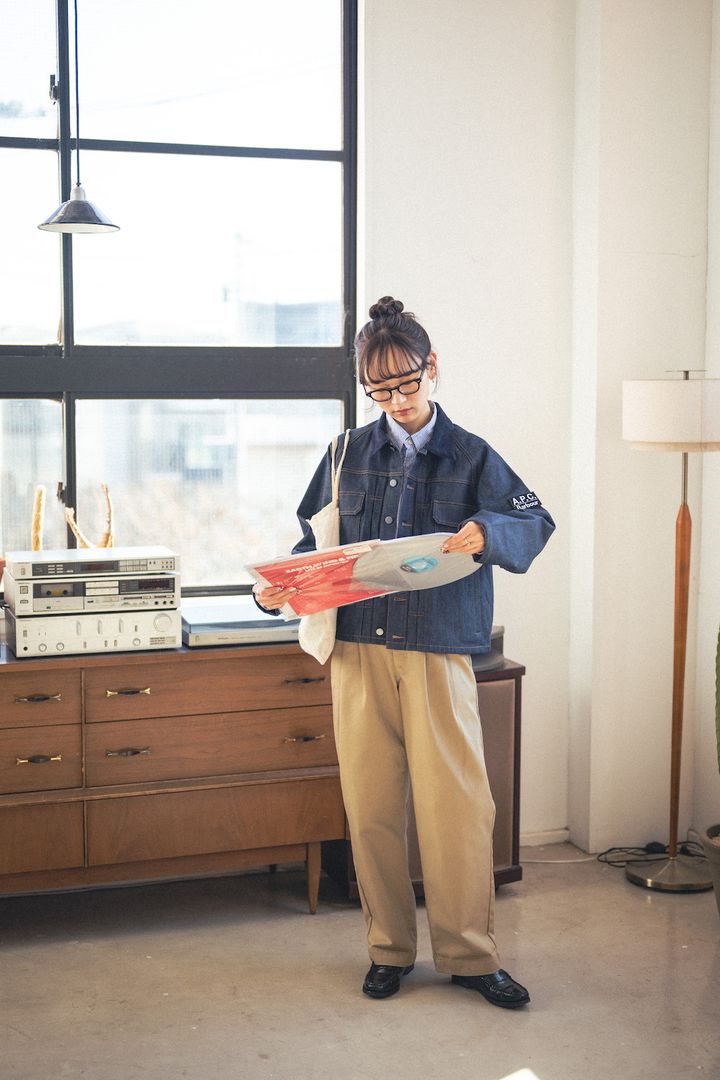 爽やかなブルーシャツの着こなし2選。どんな春アウターとも相性抜群【FUDGE FRIEND おしゃれさんの毎日コーディネート｜UMI】