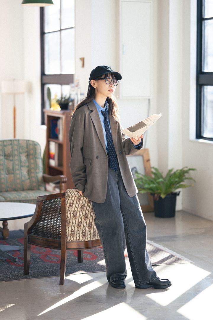 爽やかなブルーシャツの着こなし2選。どんな春アウターとも相性抜群【FUDGE FRIEND おしゃれさんの毎日コーディネート｜UMI】