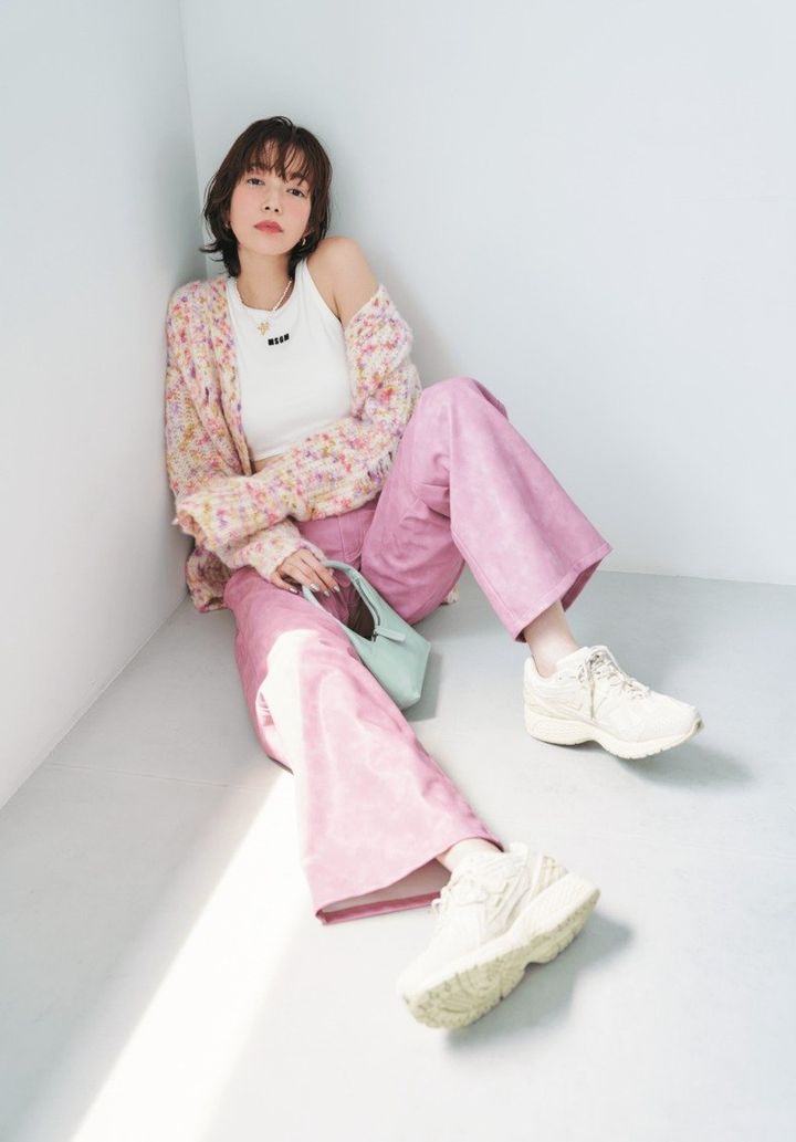 2025年春おすすめ♡ピンクトップスコーディネート①全身ワントーンで作る肌見せパンツスタイル