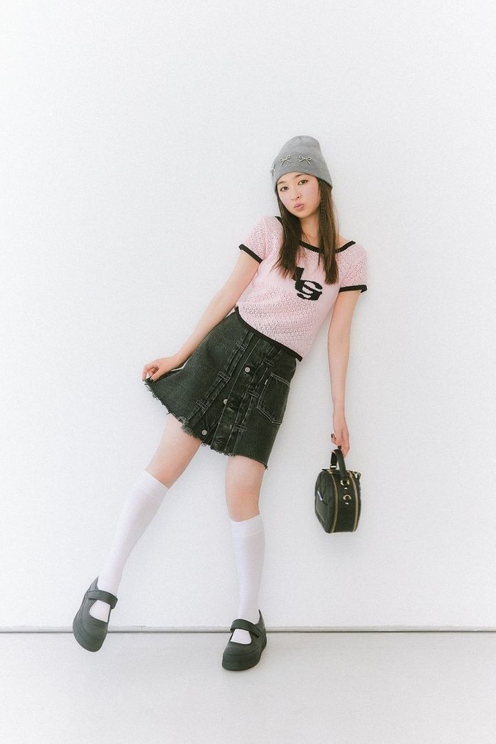 2025年春おすすめ♡ピンクトップスコーディネート③ブラック合わせや小物で甘くなりすぎないトレンドスタイル