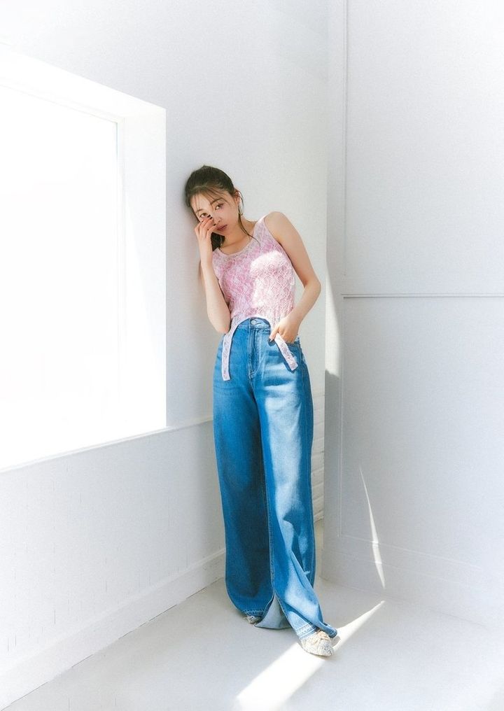 2025年春おすすめ♡ピンクトップスコーディネート⑤レースタンクトップ×デニムで色っぽさ全開
