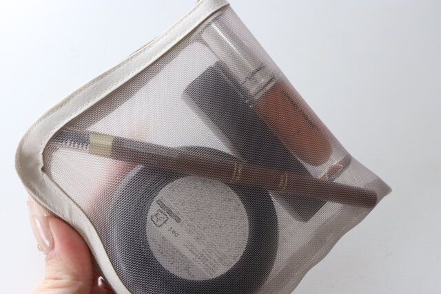 セリア メイクお直しポーチ スクエア 使用例 透け感